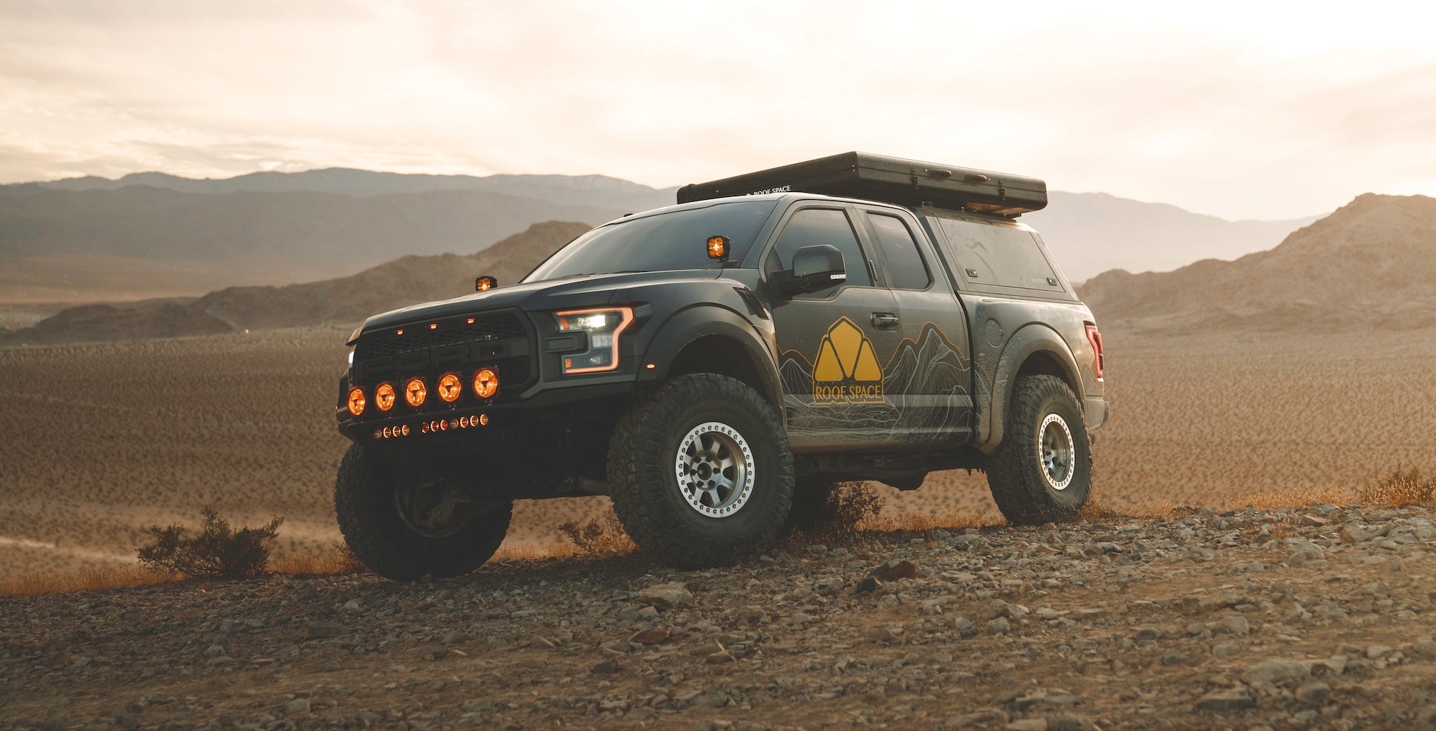Roof Space 4 rooftop tent for 4 people with a durable aluminum case, combining strength, style, and premium protection for any adventure.