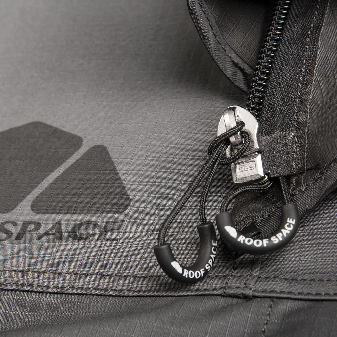 Roof Space 2 Rooftop tent zipper detail shot. The zipper is equipped with rubber for noise cancelling.